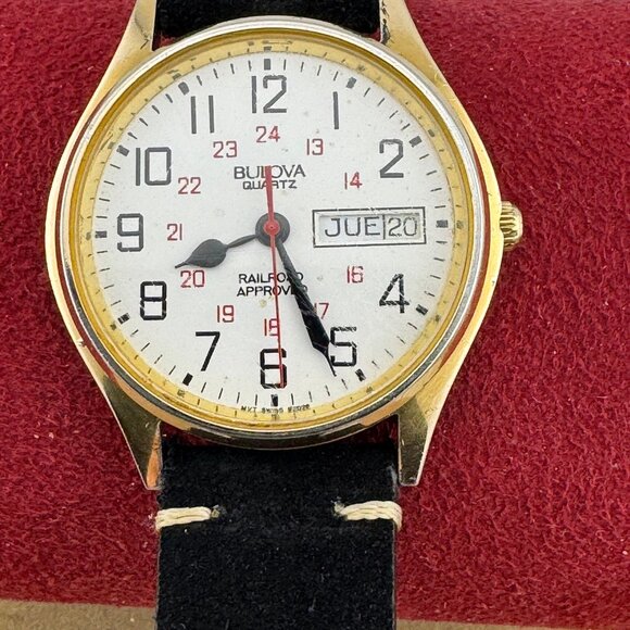 Vintage BulovaP9 Railroad Approved Quartz Watch Day and Date - Picture 2 of 8